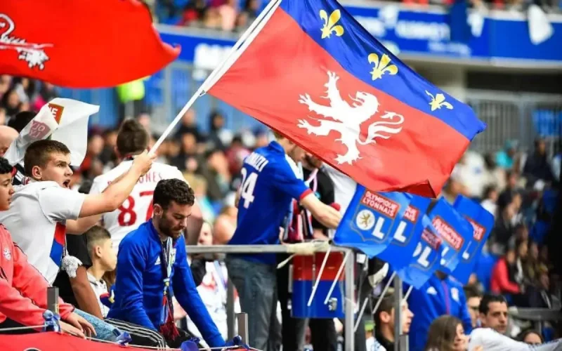 France : un supporter arrache le voile à une musulmane lors d'un match de football