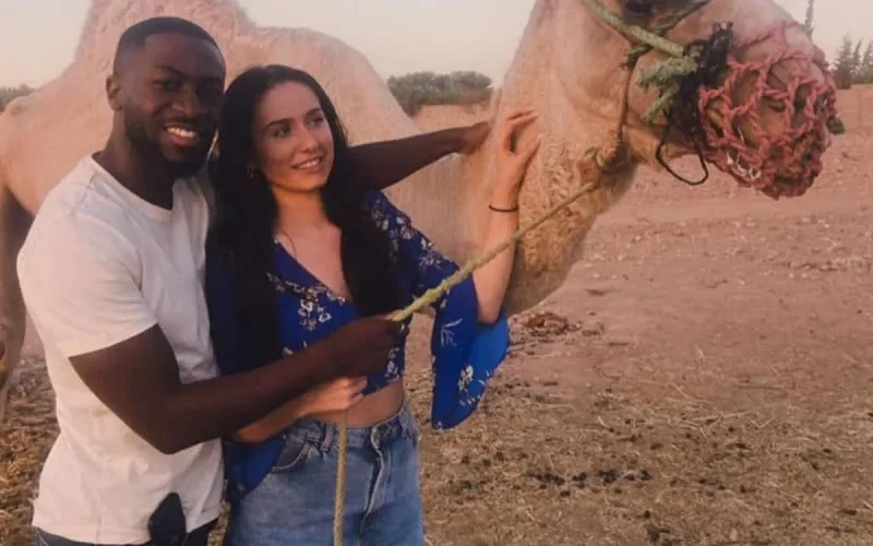 Les vacances romantiques de l'actrice anglaise Milly Zero et de son compagnon à Marrakech 