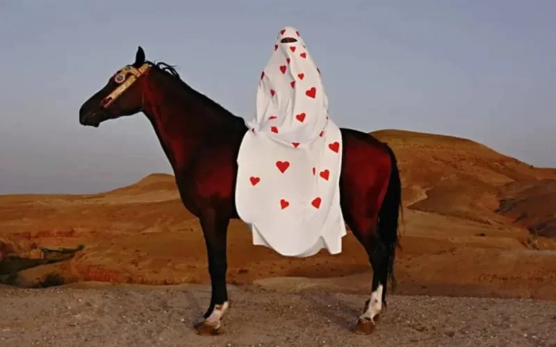 La paix et l'amour au cœur de la dernière exposition de Mous Lamrabat