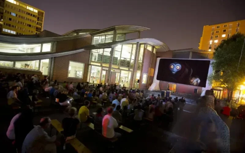 Un « petit groupe du quartier » contraint à annuler la projection du film Barbie