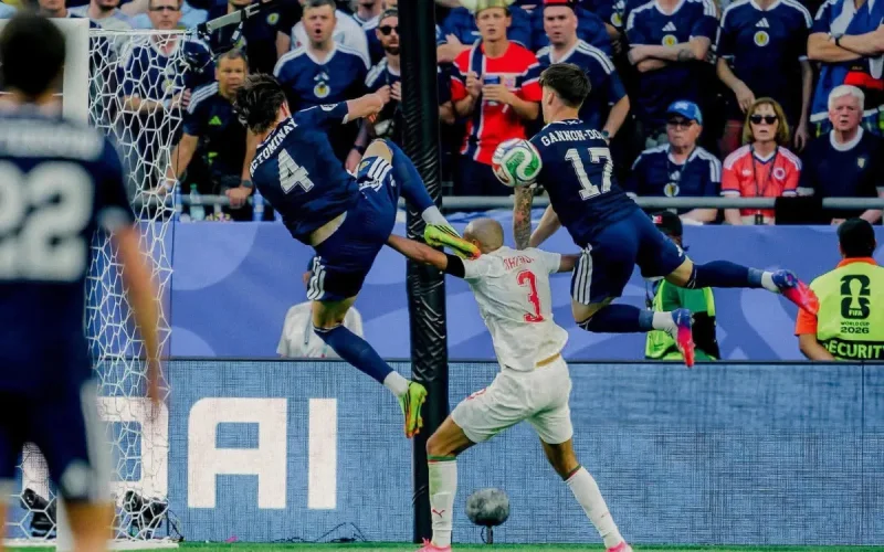 Noussair Mazraoui pris entre deux Écossais : la photo qui symbolise le combat du Maroc