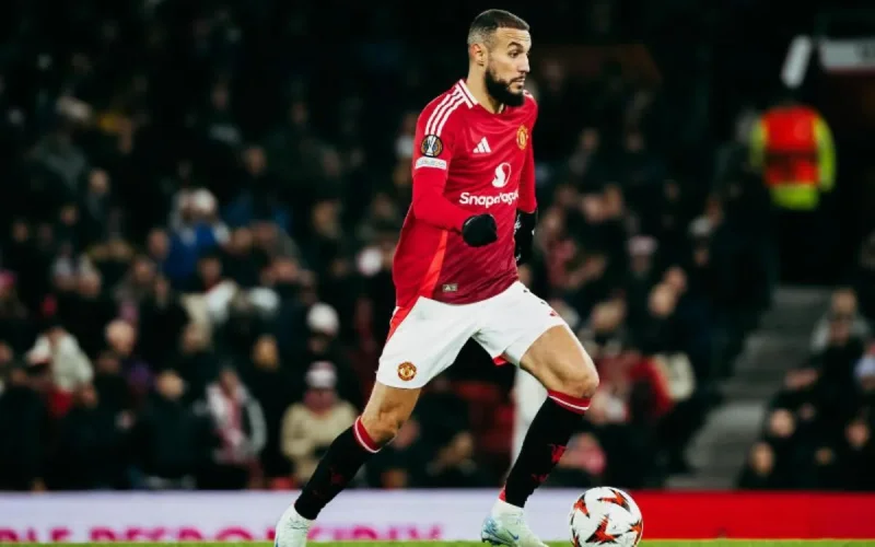 Noussair Mazraoui au cœur d'une controverse à Manchester United