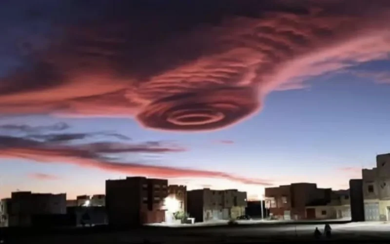 Un « mystérieux » nuage en forme de soucoupe volante au Maroc