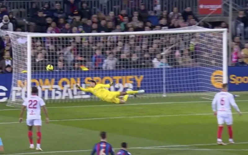 Parade spectaculaire de Yassine Bounou (vidéo)