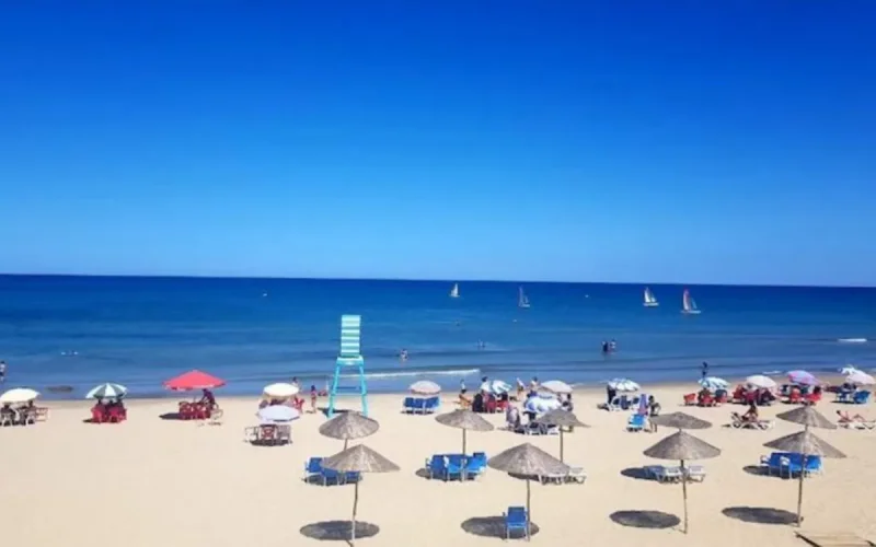 « Jusqu'à 700 dirhams le parasol » : le Nord du Maroc déclare la guerre aux squatteurs de plages