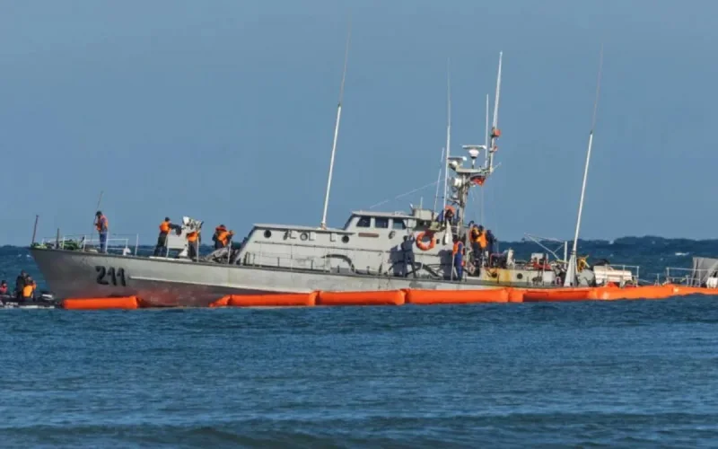 Un patrouilleur marocain échoué à Melilla, les secours impuissants