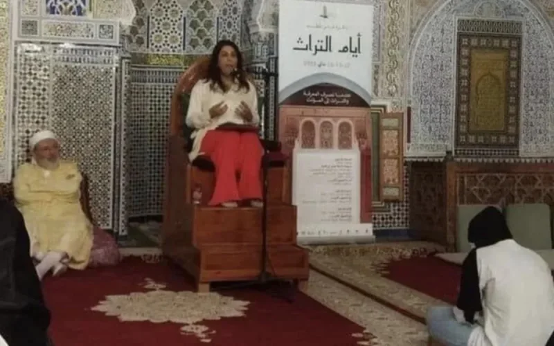 Fès : la photo d'une professeure sans voile dans une école religieuse fait polémique 