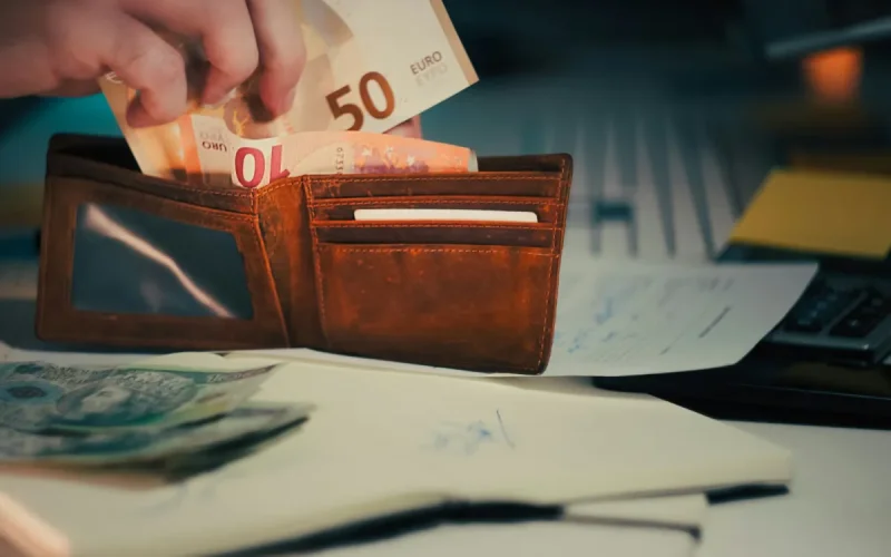 Il perd son portefeuille au Maroc, la valise diplomatique le ramène en Espagne