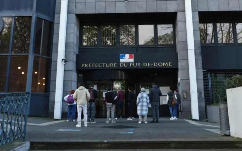 Titres de séjour en France : la dématérialisation vire au désastre pour les étrangers