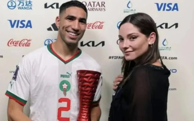 Une starlette obligée de se couvrir les épaules pour une photo avec Achraf Hakimi