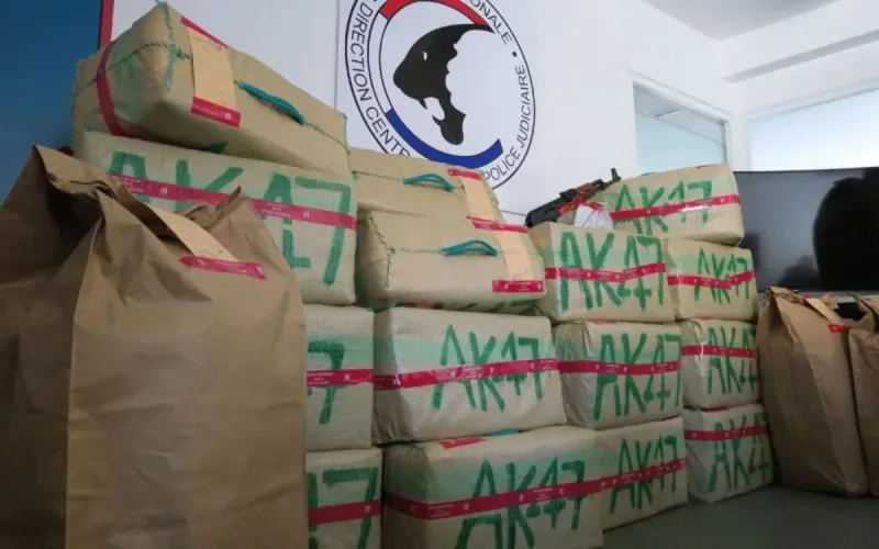 À Paris, le logisticien du cannabis jugé avec onze complices