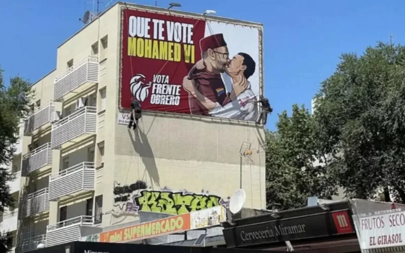 Scandale : une affiche électorale met en scène un baiser entre Sanchez et Mohammed VI