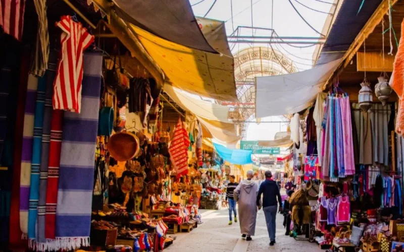 En plein été, Rabat retire l'ombre des petits commerces