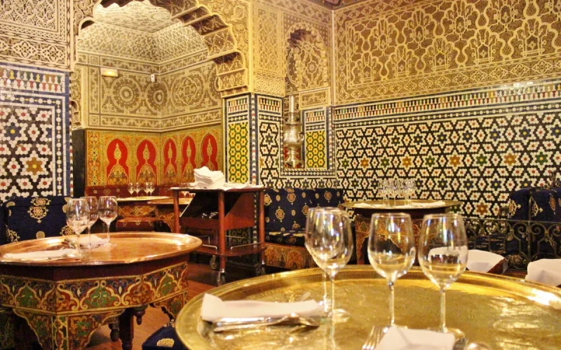 « Rentrez chez vous », un restaurant marocain arrête l'alcool et déclenche une vague de haine