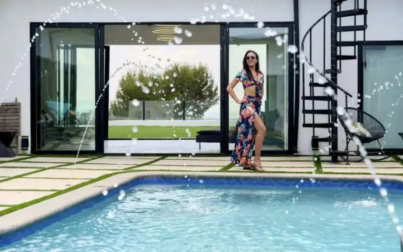 A Los Angeles, une Marocaine gagne une fortune en louant ses piscines