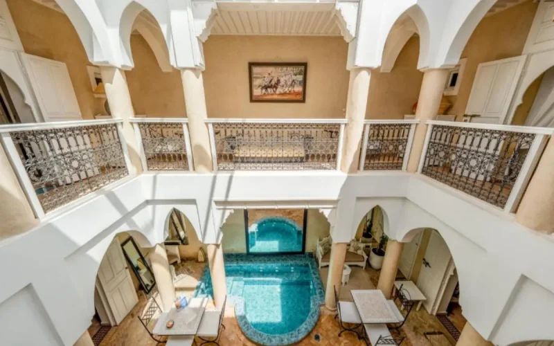 Elle passe une nuit dans un riad à Marrakech, rentre en France avec près de 150 piqûres