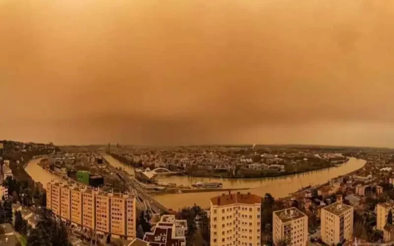 Le ciel de Lyon teinté de sable marocain