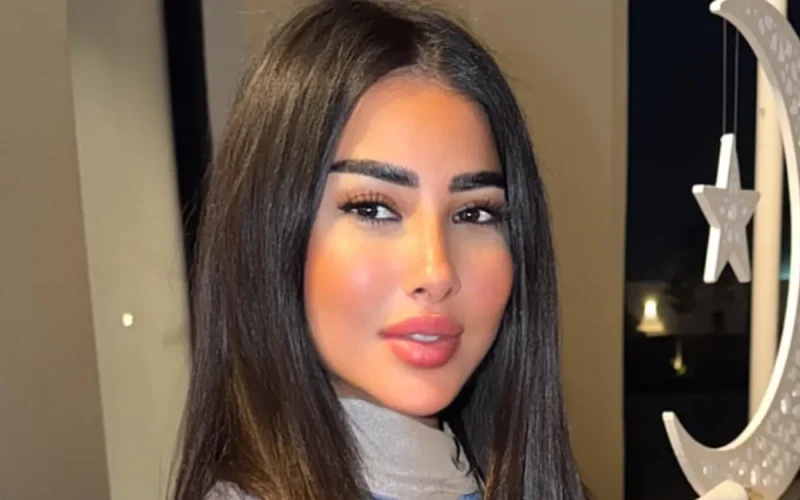 Une influenceuse marocaine s'excuse, accuse l'IA… puis la police l'attend à l'aéroport