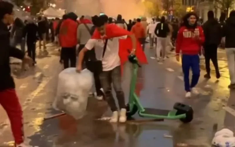 Après les débordements, les supporters marocains nettoient les rues de Bruxelles (Vidéo)