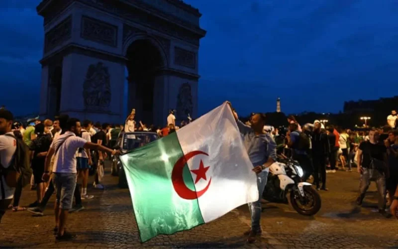 À Paris, les supporters célèbrent la victoire de l'Algérie contre le Maroc 