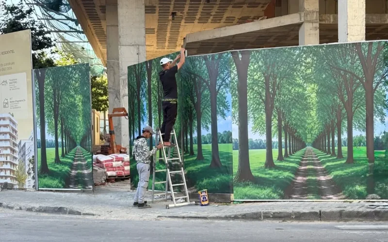 Visite du roi Mohammed VI à Tanger : les chantiers disparaissent derrière de fausses forêts