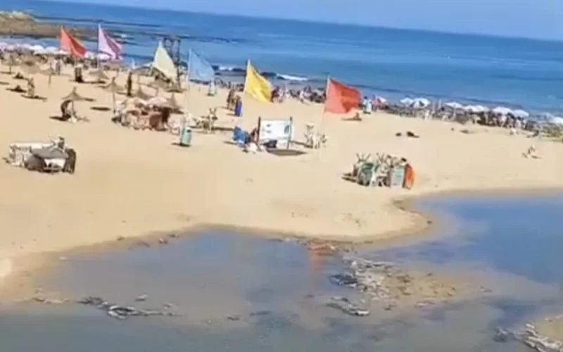 Tanger : une plage ... d'eaux usées