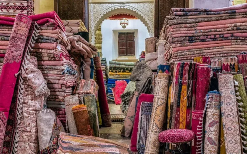 Arnaque à Fès : des tapis vendus à une Américaine pour 450 000 dirhams (vidéo)