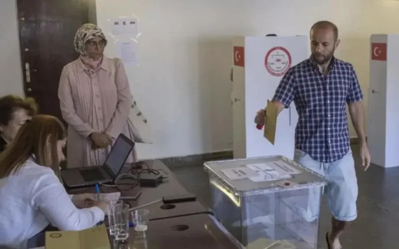 Au Maroc, les citoyens turcs votent aux élections présidentielles et législatives