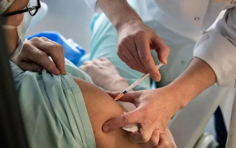Le vaccin anti-Covid réduit considérablement le risque d'être hospitalisé