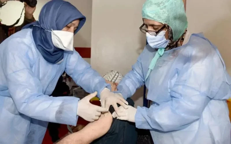 Vaccin anti-Covid19 : une 3ᵉ dose pour les personnes à risque