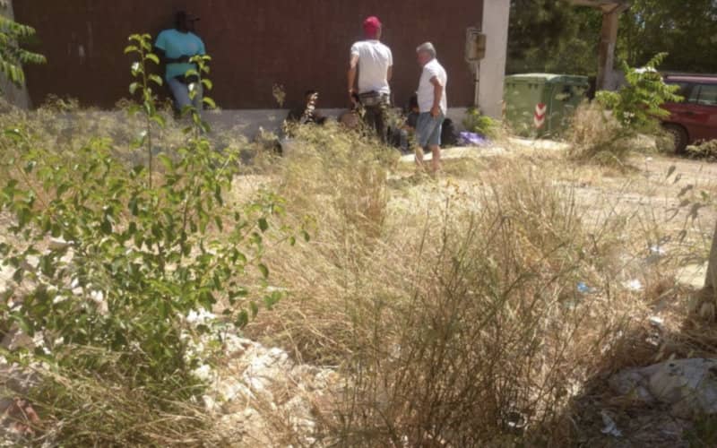 Bloccato in Italia, un marocchino dorme sotto un ponte a Ventimiglia