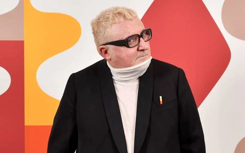 Enterré en Israël. L'histoire du dé à coudre de Alber Elbaz