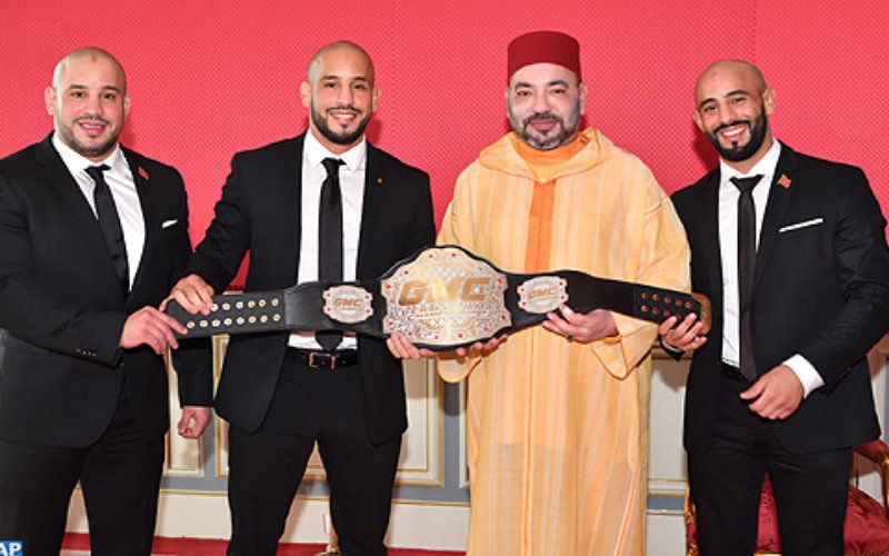 Les champions du monde MMA Abu Bakr et Ottman Azaitar reçus par le roi Moha...