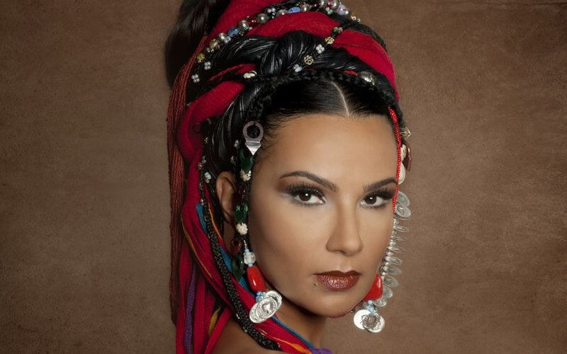 Accusée d’outrage au drapeau marocain, la chanteuse Oum réagit 