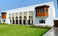Le roi Mohammed VI tend la main, Alger .... repeint son ambassade à Rabat