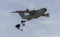 Des parachutistes britanniques et marocains mènent des exercices au Sahara