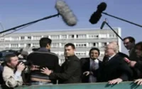 Le Pen courtise la banlieue