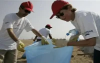 Des diplomates britanniques pour nettoyer la plage de Témara
