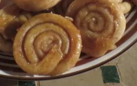 Escargots à la pâte de dattes et d'amandes