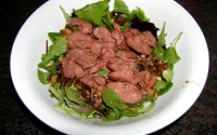 Salade tiède de foies de volaille