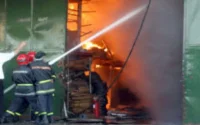 Un entrepôt ravagé par le feu à Casablanca