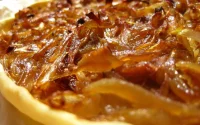 Tarte aux oignons rouges confits