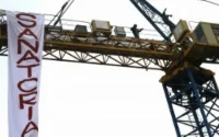 Italie : cinq immigrés en grève sur une grue