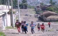 Un policier tire sur un jeune garçon jouant au foot à Salé
