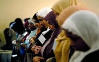 La Marocaine plus pieuse que ces messieurs
