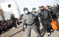 Des Marocains protestent en se cousant la bouche en Italie