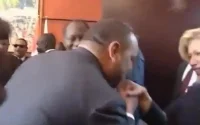 Le Roi Mohammed VI fait un baisemain à la première dame de Côte d'Ivoire