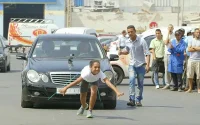 Vidéo et photos : une jeune Marocaine tire une voiture avec ses cheveux