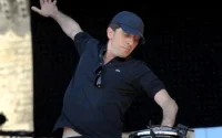 Une leçon de darbouka avec Gad Elmaleh