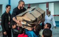 Badr Hari fait don d'un millier de survêtements à des orphelins (photos)
